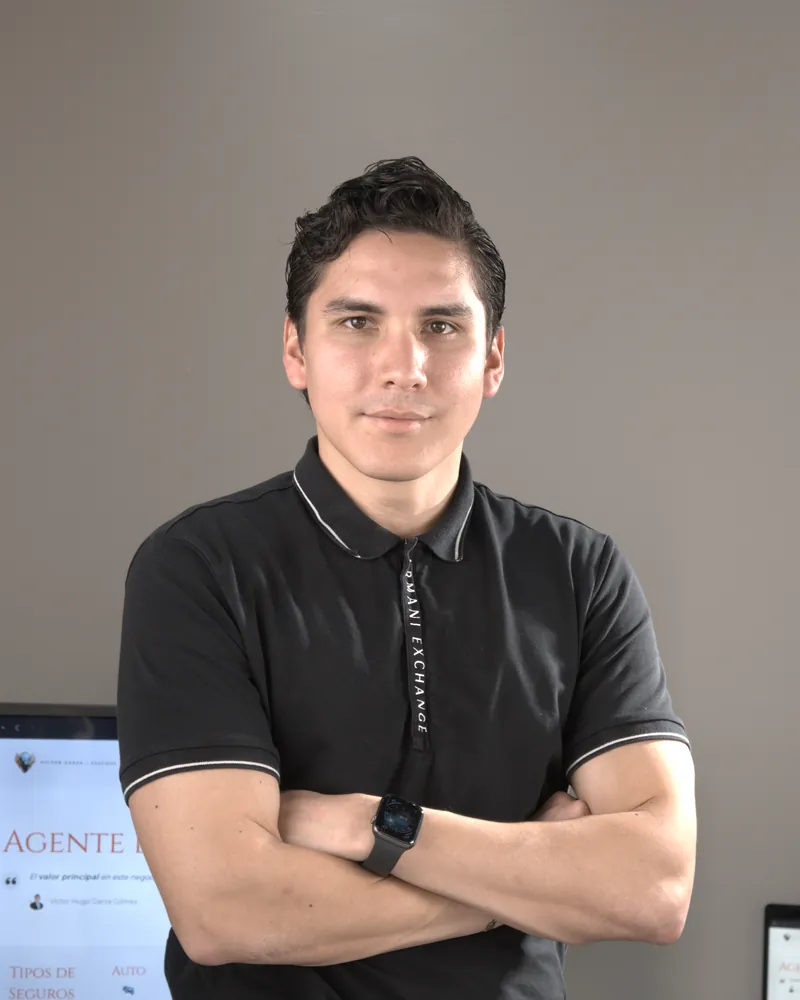 Víctor Garza, agente de seguros, en su oficina
