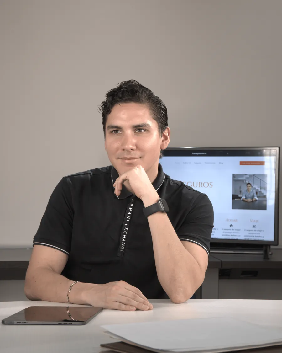 Víctor Garza sonriendo en su oficina